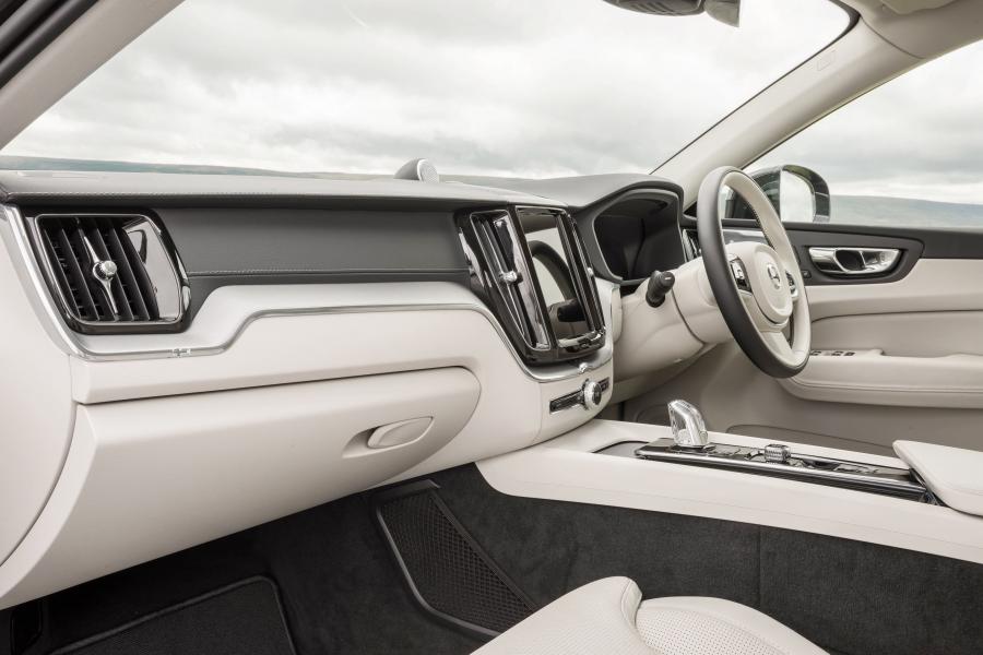 Интерьер Volvo XC60 T8 Inscription 2017 года  (UK) (фото 6 из 40)